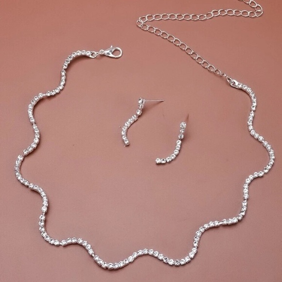 🎀 Stunning Rhinestone Earrings and Necklace set! - Picture 7 of 7